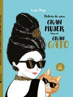 Detrás de una mujer hay un gran gato