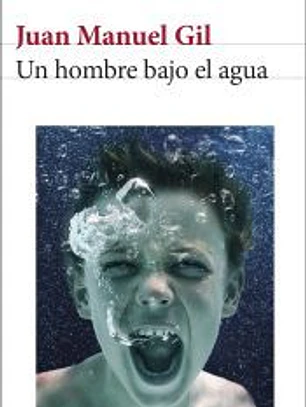 Un hombre bajo el agua