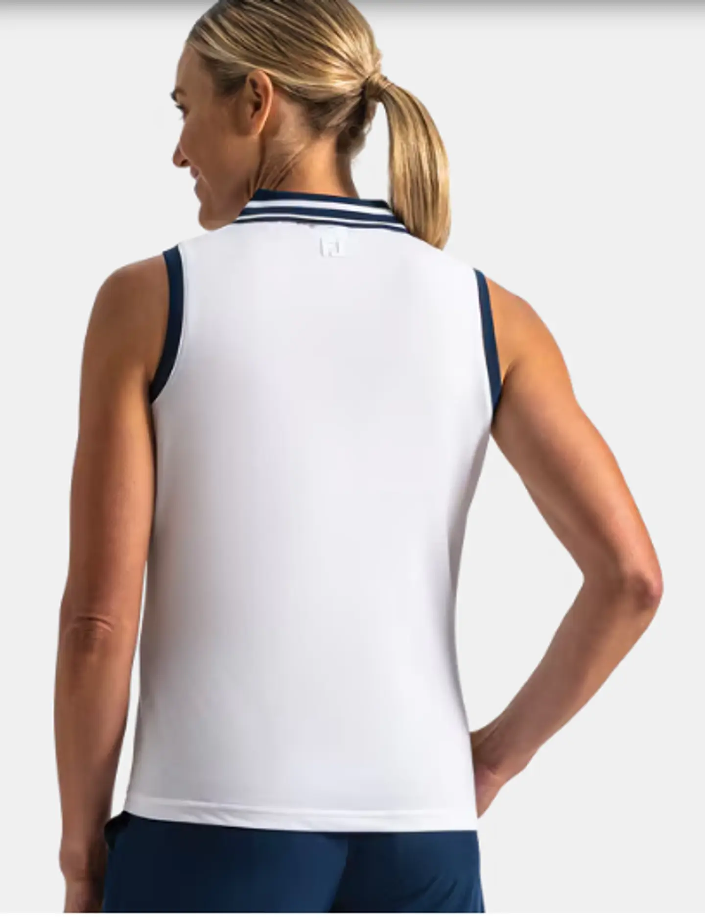 Polera polo de mujer sin mangas con cuello en V blanco  2