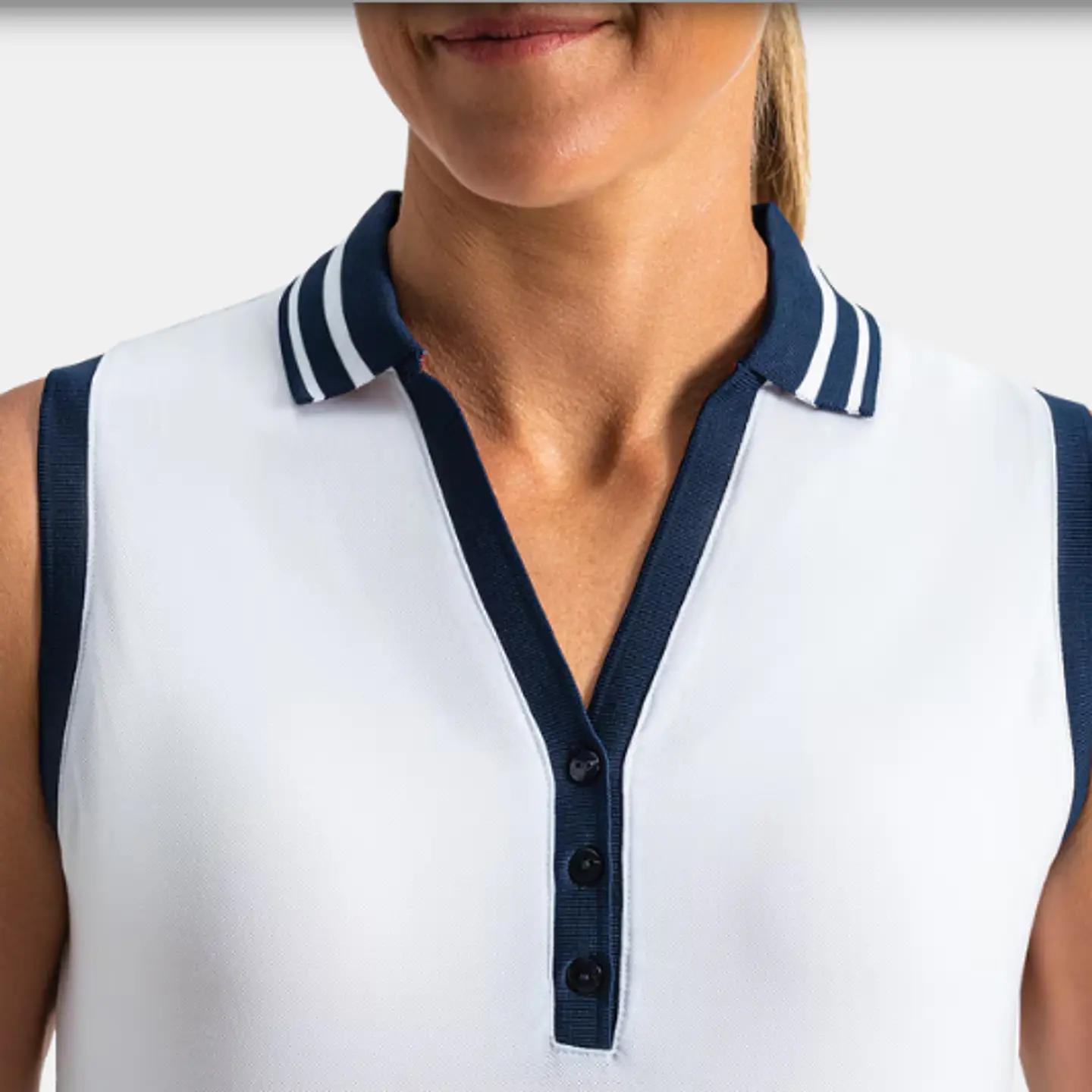Polera polo de mujer sin mangas con cuello en V blanco  4