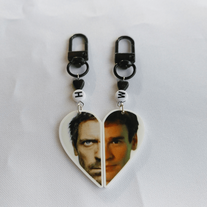 Llaveros Dr. House y Wilson con iniciales 1