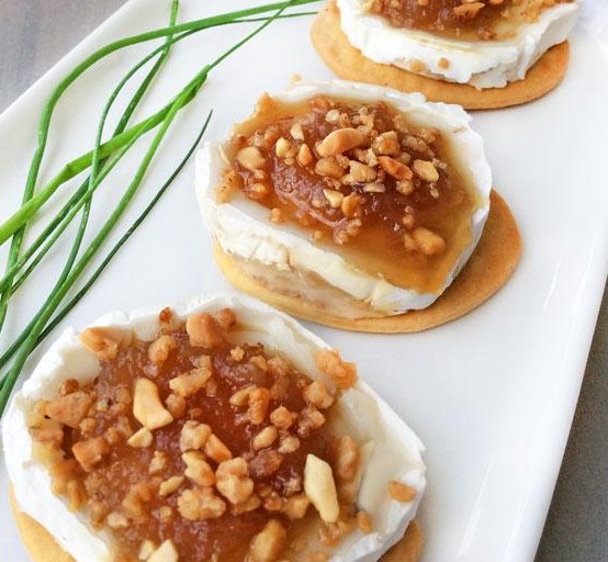 Canapés de queso y confitura de cebolla