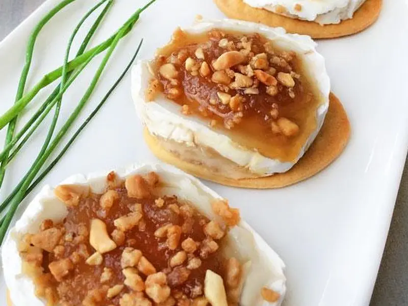 Canapés de queso y confitura de cebolla caramelizada