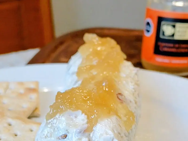 Queso crema con confitura de cebolla caramelizada y tocino