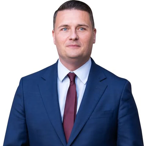 Wesley Streeting (Blue Suit)