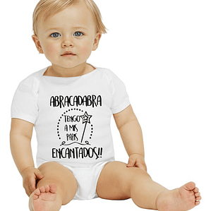 Body Bebé Pilucho Manga Corta Mis Papis Encantados Grafimax