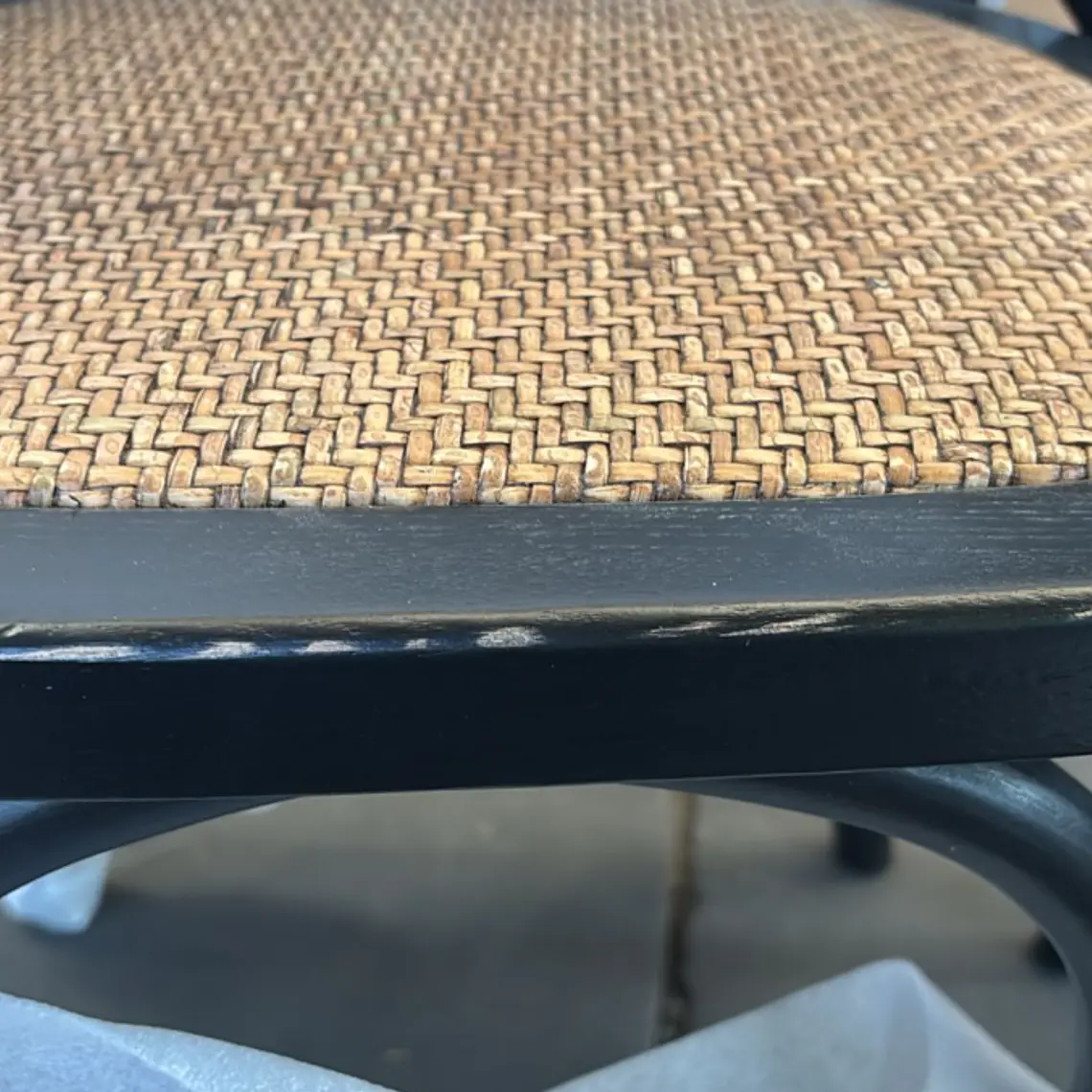 PACK 2 SILLAS DANUBIO NEGRO / PIQUETES LEVES EN EL BORDE FRONTAL DE UNA SILLA - EMBALAJE DAÑADO 9