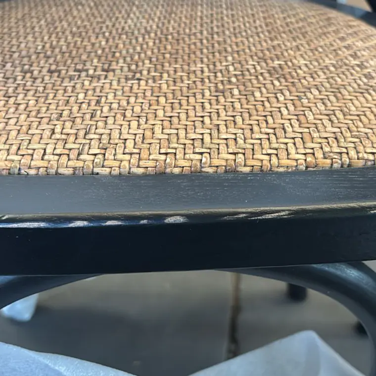 PACK 2 SILLAS DANUBIO NEGRO / PIQUETES LEVES EN EL BORDE FRONTAL DE UNA SILLA - EMBALAJE DAÑADO 9