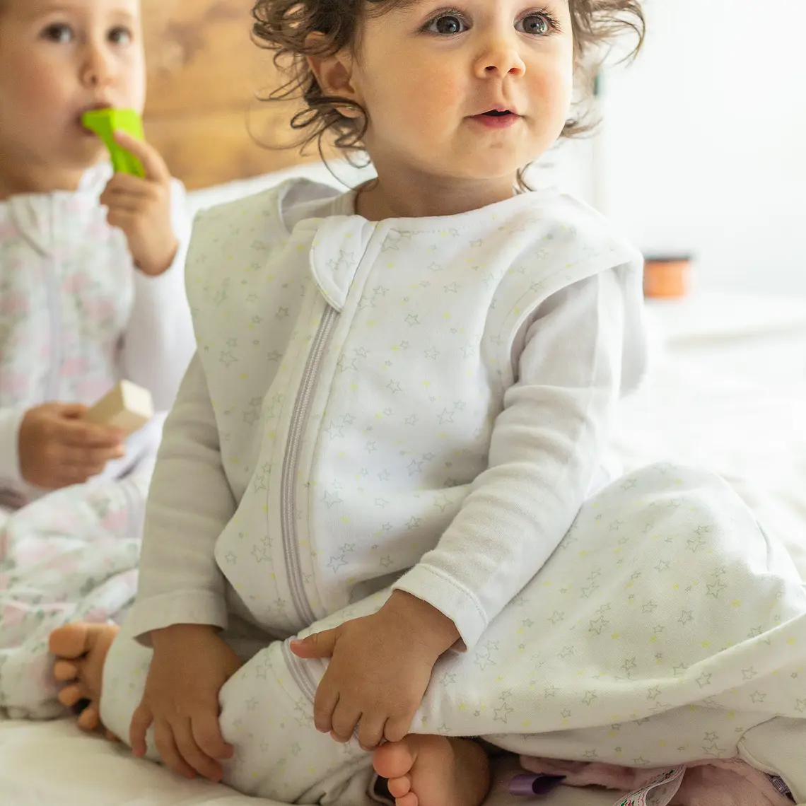 SACO DE DORMIR GRADO 2 (6-18 MESES) - ESTRELLAS AMARILLO Y GRIS 2