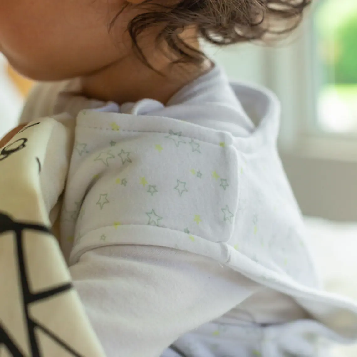 SACO DE DORMIR GRADO 2 (6-18 MESES) - ESTRELLAS AMARILLO Y GRIS 3