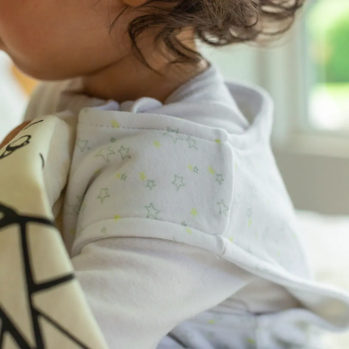 SACO DE DORMIR GRADO 3 (6-18 MESES) - ESTRELLAS AMARILLO Y GRIS 2