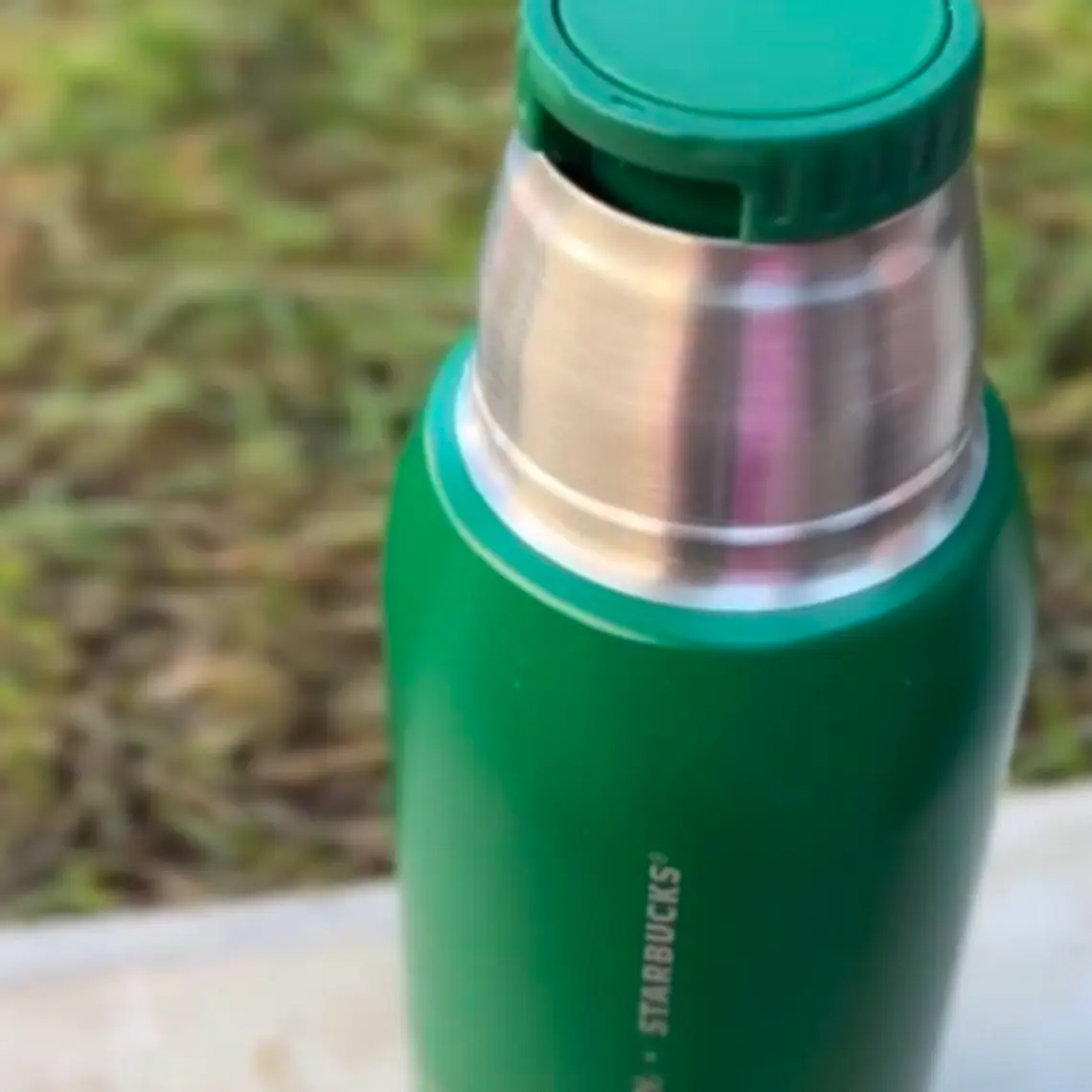 BOTELLA TÉRMICA DE ACERO VERDE OSCURO MATTE DE 25 OZ (≈ 739 ML) 4