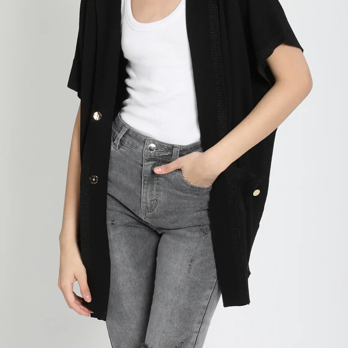 TEJIDO PONCHO CON CAPUCHA Y BROCHES DECORATIVOS NEGRO (TALLAS S y M) 2