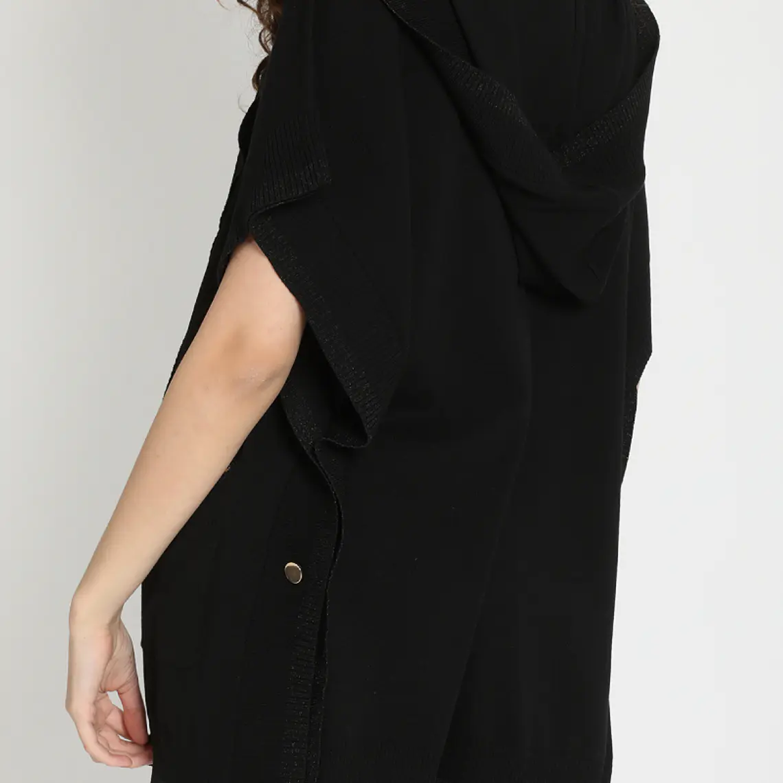 TEJIDO PONCHO CON CAPUCHA Y BROCHES DECORATIVOS NEGRO (TALLAS S y M) 5