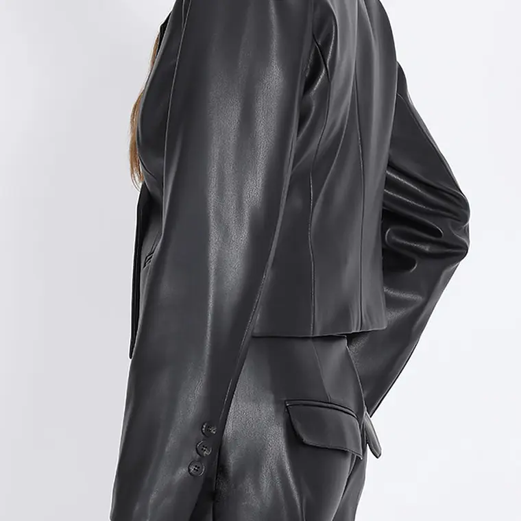 CHAQUETA BLAZER CORTA CRUCE DOBLE ECOCUERO NEGRO (TALLA 42) 5