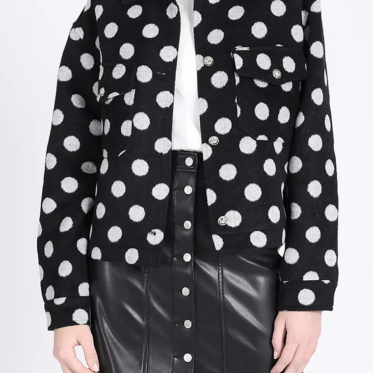 CHAQUETA NEGRA CORTA CON BOTONES FANTASIA PUNTOS (TALLAS M y L) 1