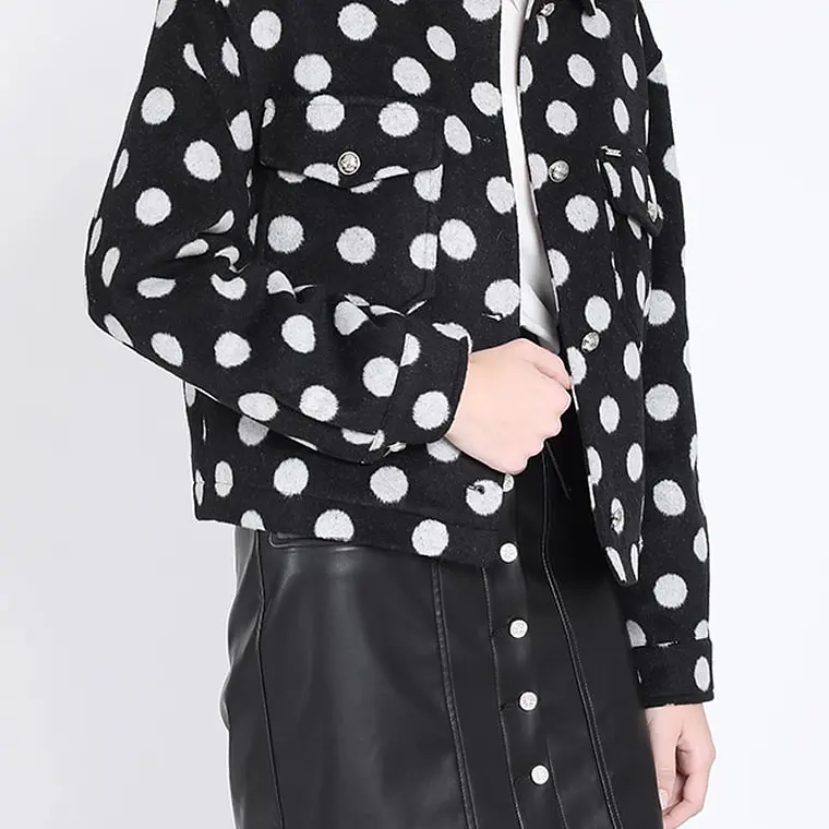 CHAQUETA NEGRA CORTA CON BOTONES FANTASIA PUNTOS (TALLAS M y L) 3