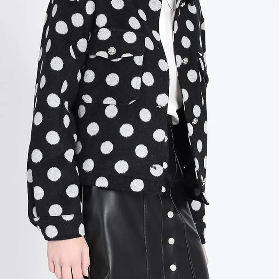 CHAQUETA NEGRA CORTA CON BOTONES FANTASIA PUNTOS (TALLAS M y L) 5