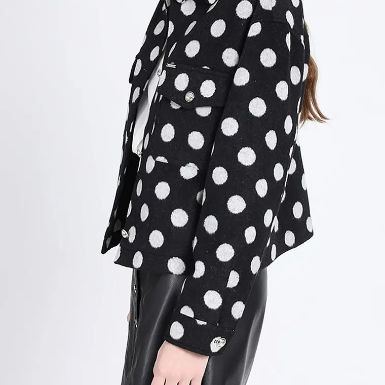 CHAQUETA NEGRA CORTA CON BOTONES FANTASIA PUNTOS (TALLAS M y L) 6