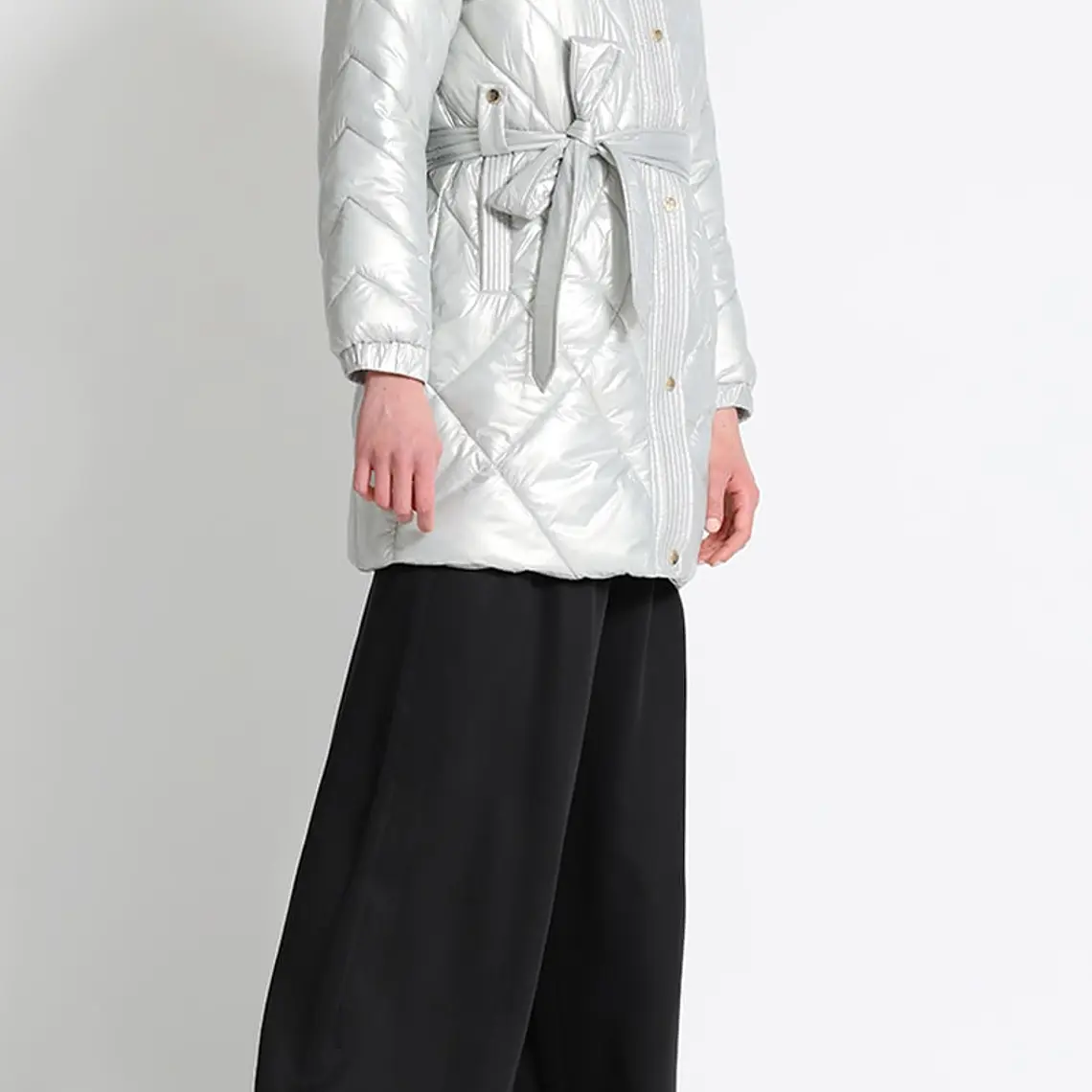 PARKA METALIZADA CON CAPUCHÓN PLATEADO (TALLAS S a L) 2