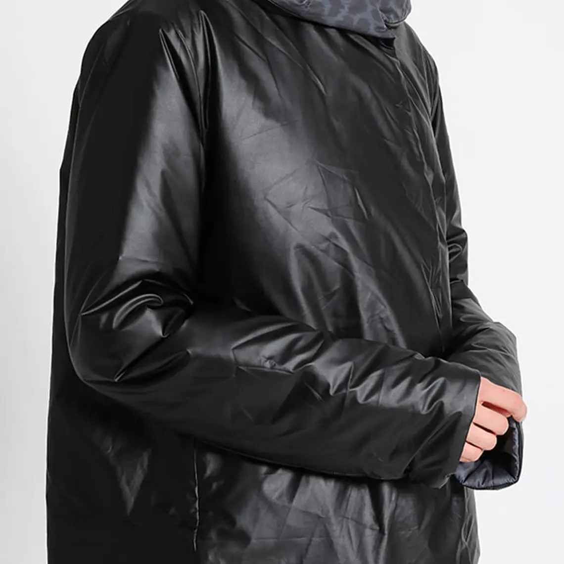 PARKA REVERSIBLE LISO NEGRO Y ESTAMPADO (TALLA S) 4