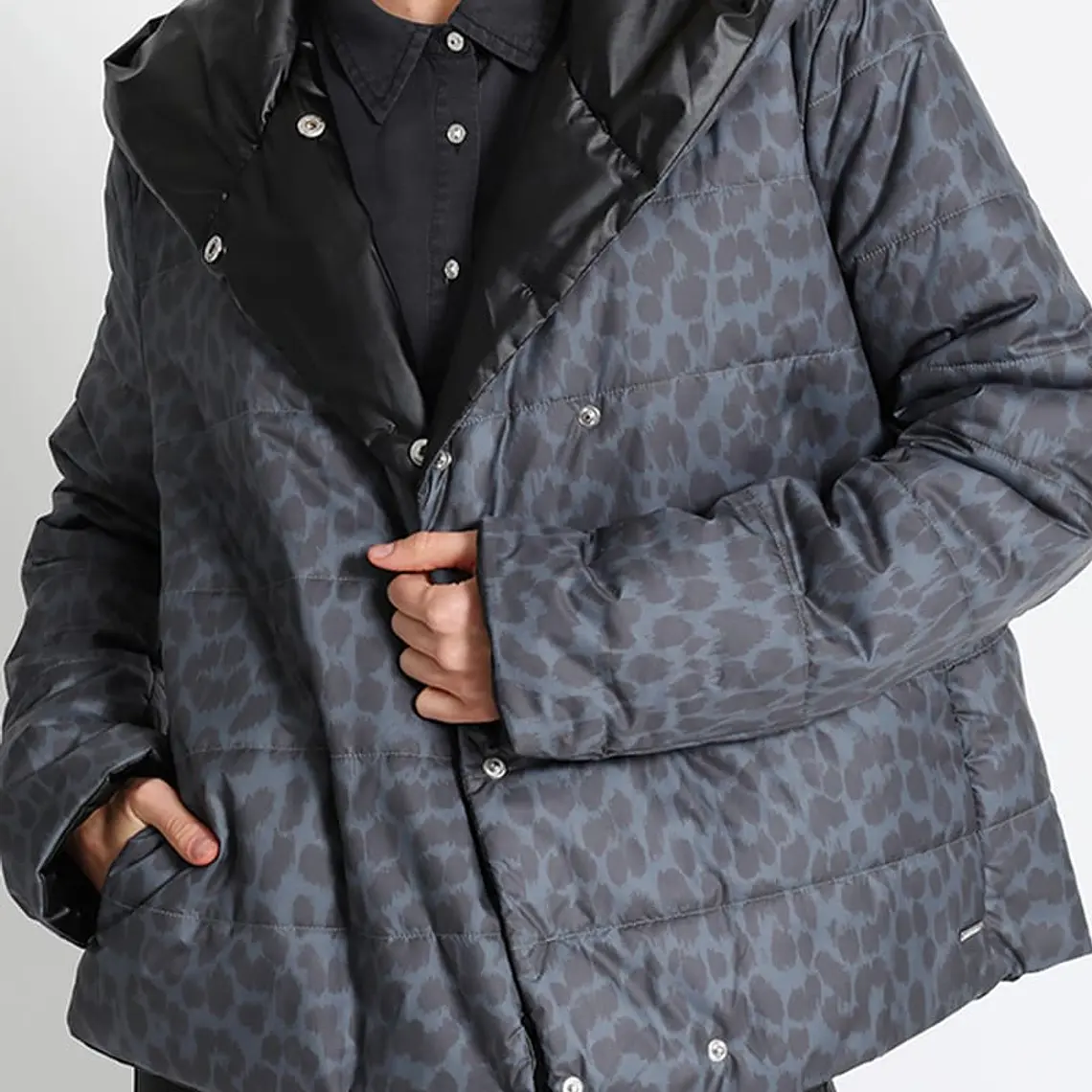 PARKA REVERSIBLE LISO NEGRO Y ESTAMPADO (TALLA S) 6