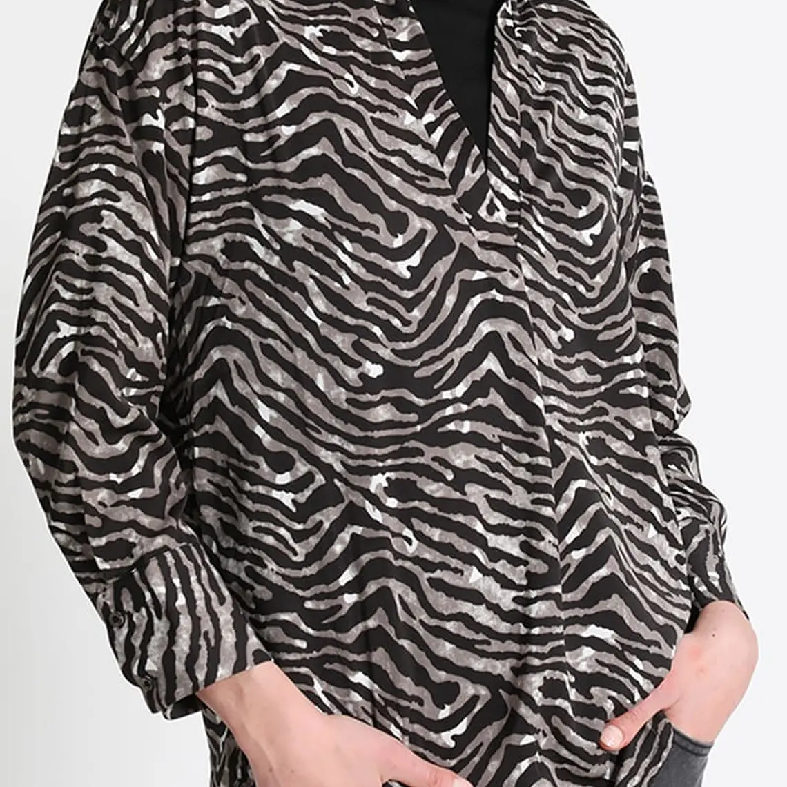 BLUSA ESTAMPADO ANIMAL NEGRO (TALLA L) 1