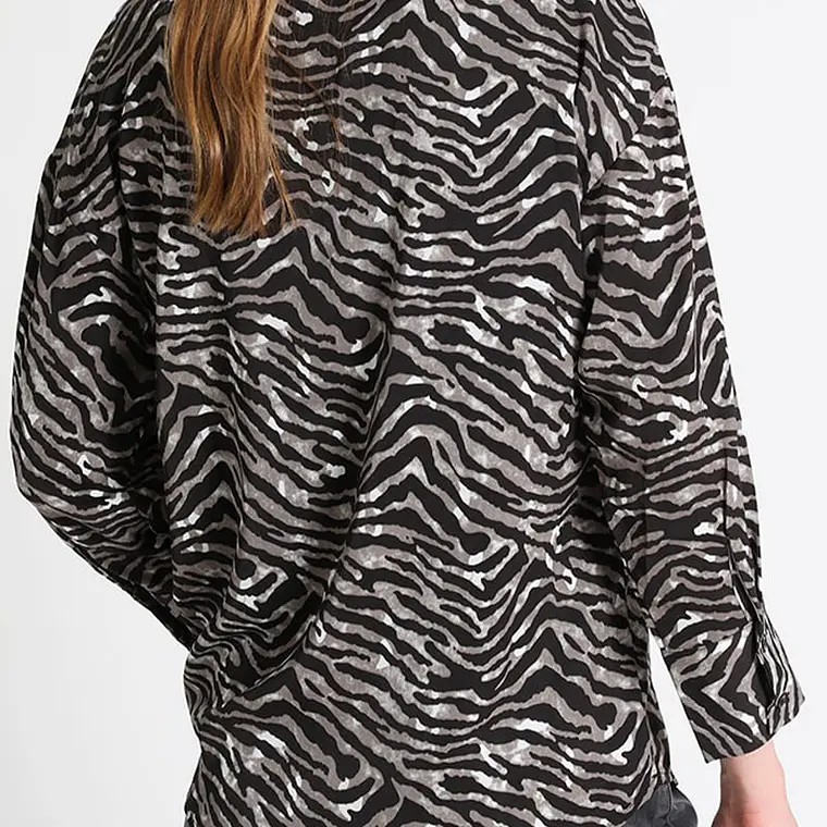 BLUSA ESTAMPADO ANIMAL NEGRO (TALLA L) 4