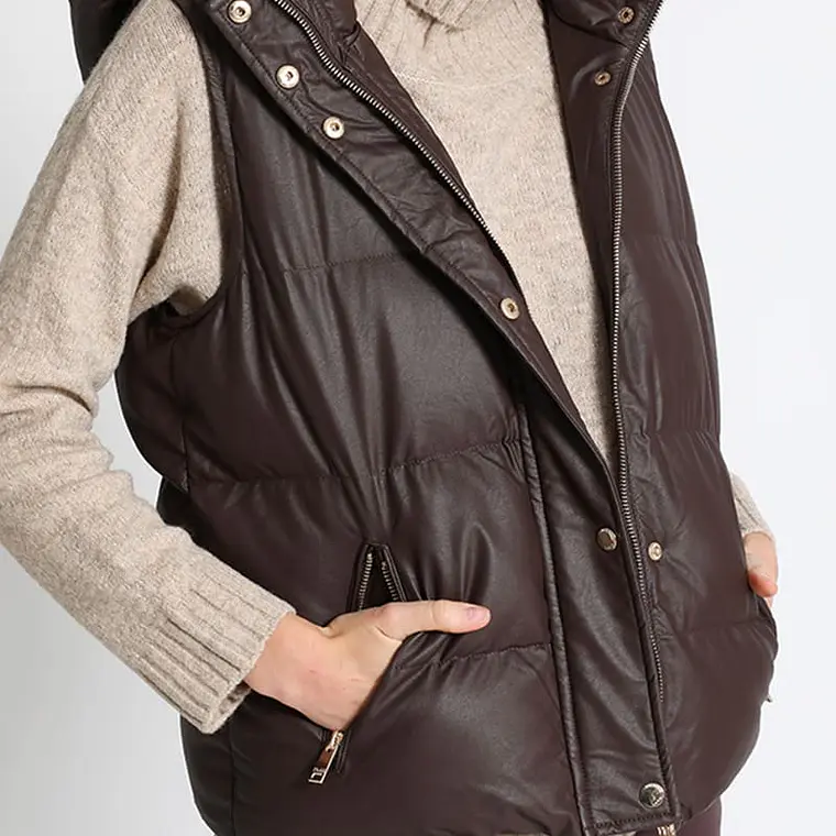 PARKA EFECTO CUERO CON CAPUCHÓN CHOCOLATE (TALLA L) 2