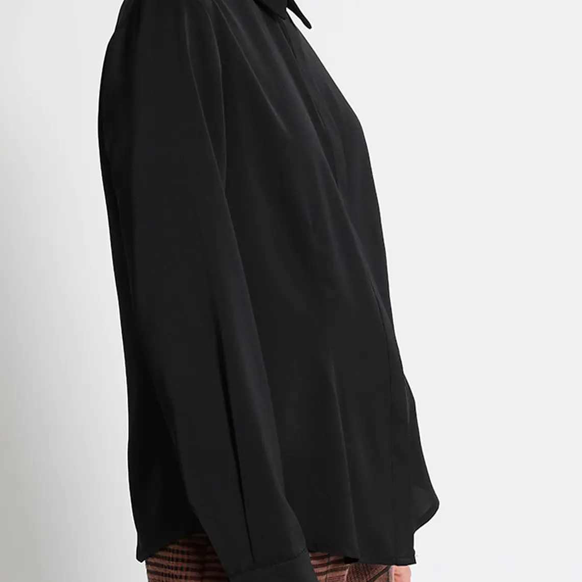 BLUSA CAMISERA ENTALLADA  BOTÓN JOYA  NEGRO (TALLA XL) 2