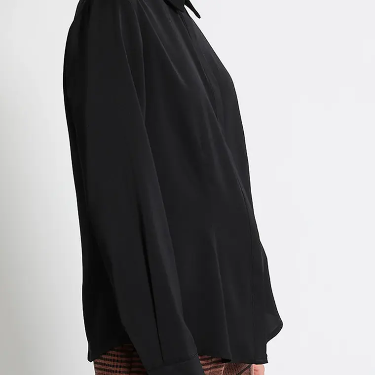 BLUSA CAMISERA ENTALLADA  BOTÓN JOYA  NEGRO (TALLA XL) 2