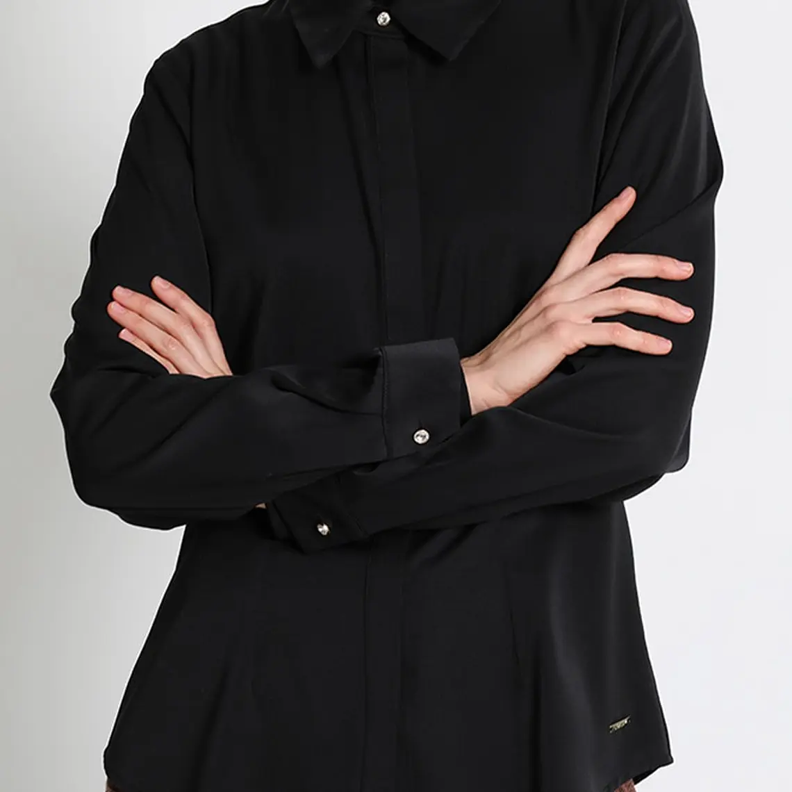 BLUSA CAMISERA ENTALLADA  BOTÓN JOYA  NEGRO (TALLA XL) 4