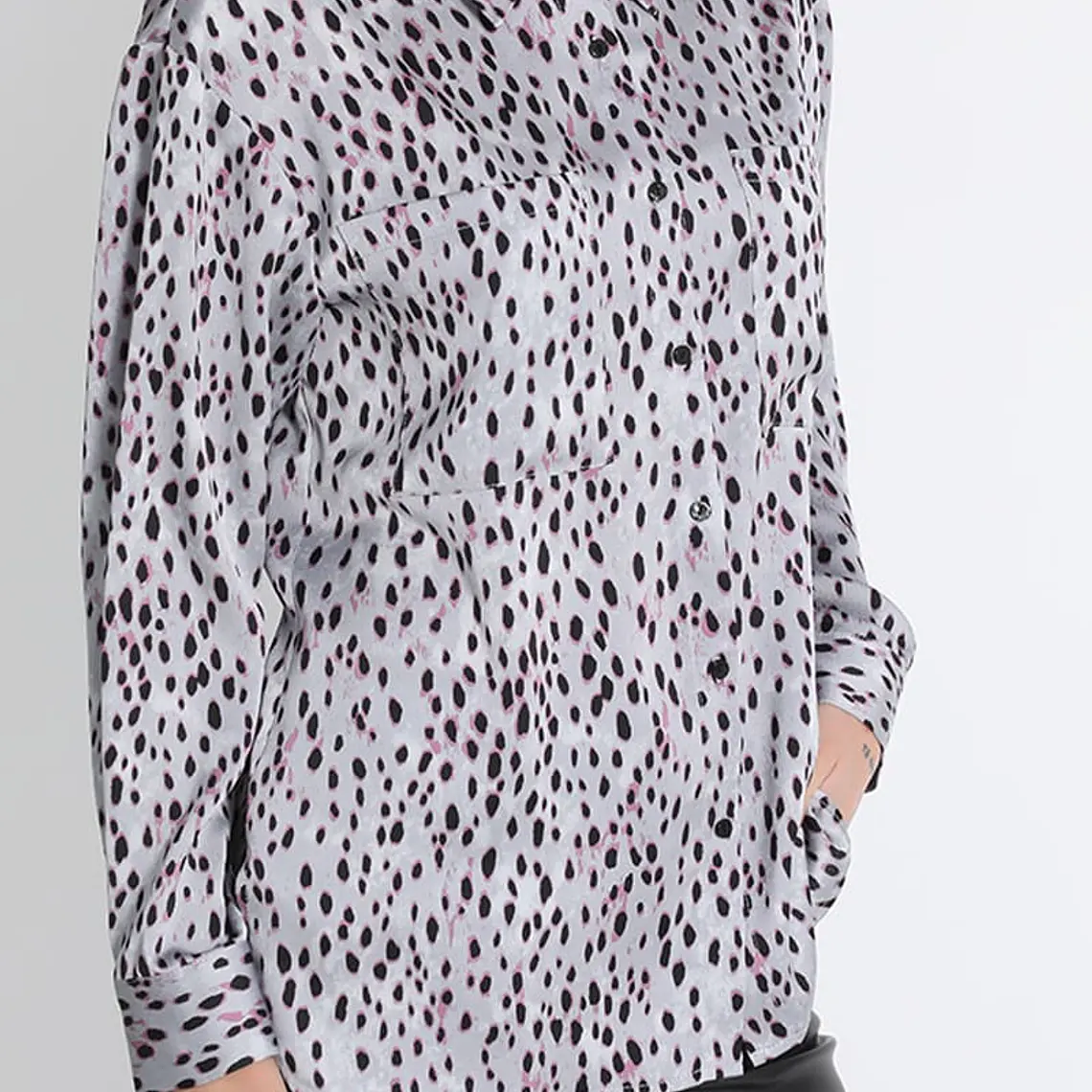BLUSA CAMISERA SATÍN ESTAMPADO NEGRO FONDO GRIS (TALLA L) 1
