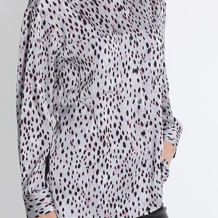 BLUSA CAMISERA SATÍN ESTAMPADO NEGRO FONDO GRIS (TALLA L) 1
