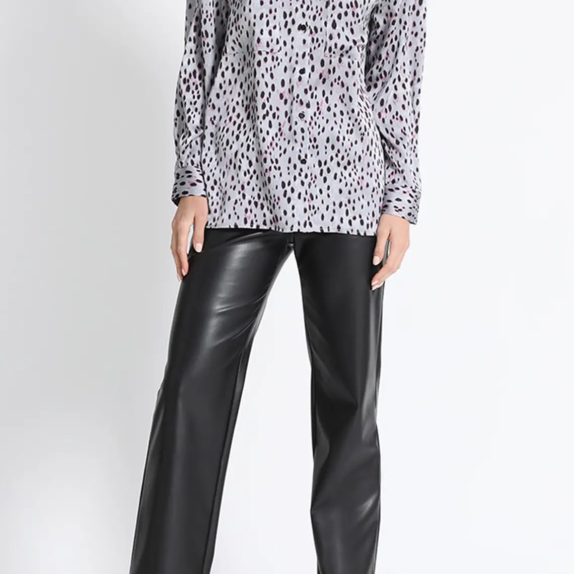 BLUSA CAMISERA SATÍN ESTAMPADO NEGRO FONDO GRIS (TALLA L) 2