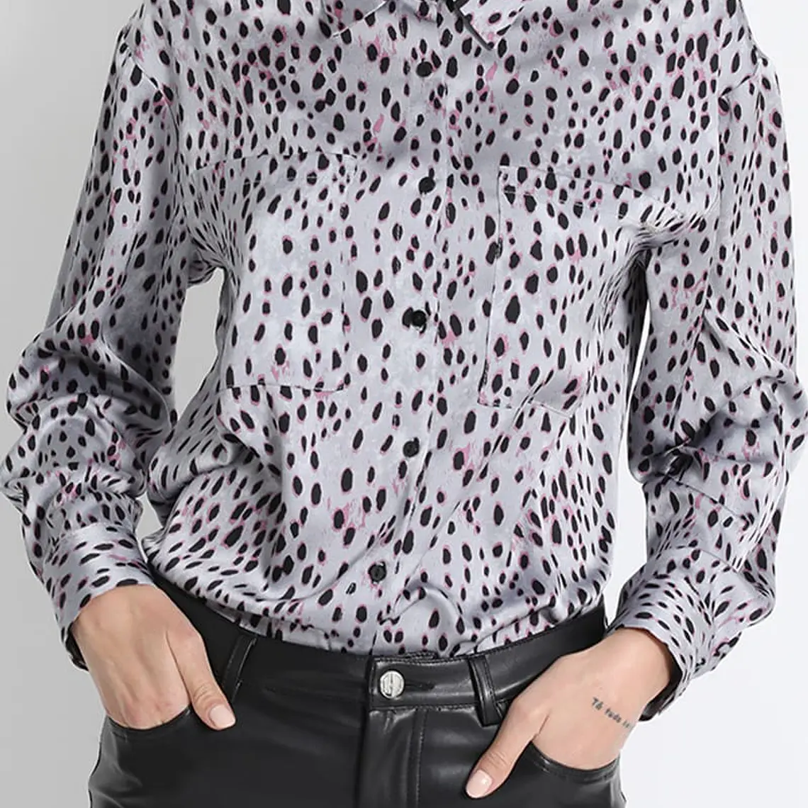 BLUSA CAMISERA SATÍN ESTAMPADO NEGRO FONDO GRIS (TALLA L) 3