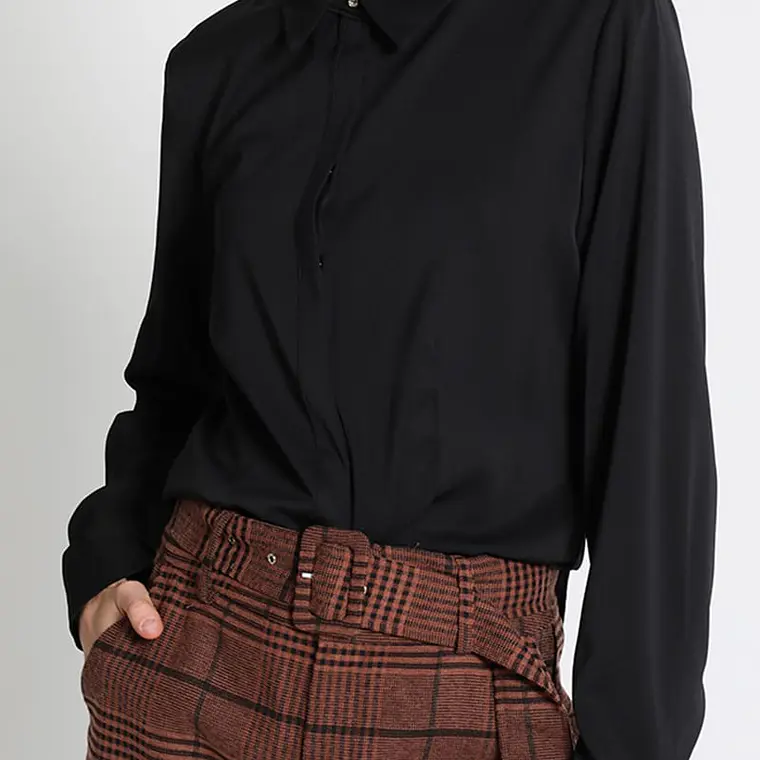 BLUSA CAMISERA ENTALLADA  BOTÓN JOYA  NEGRO (TALLA XL) 5