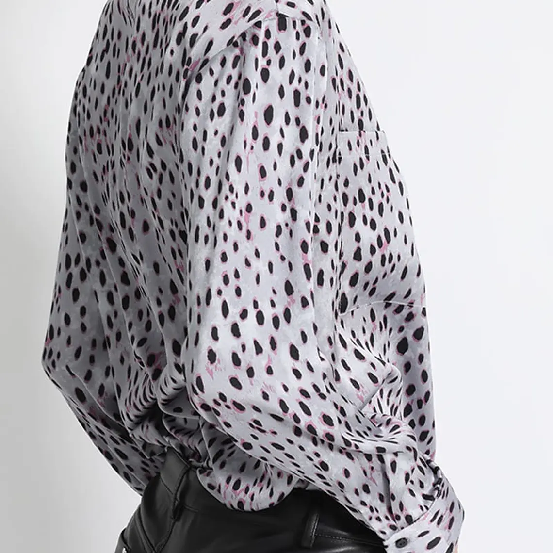 BLUSA CAMISERA SATÍN ESTAMPADO NEGRO FONDO GRIS (TALLA L) 4