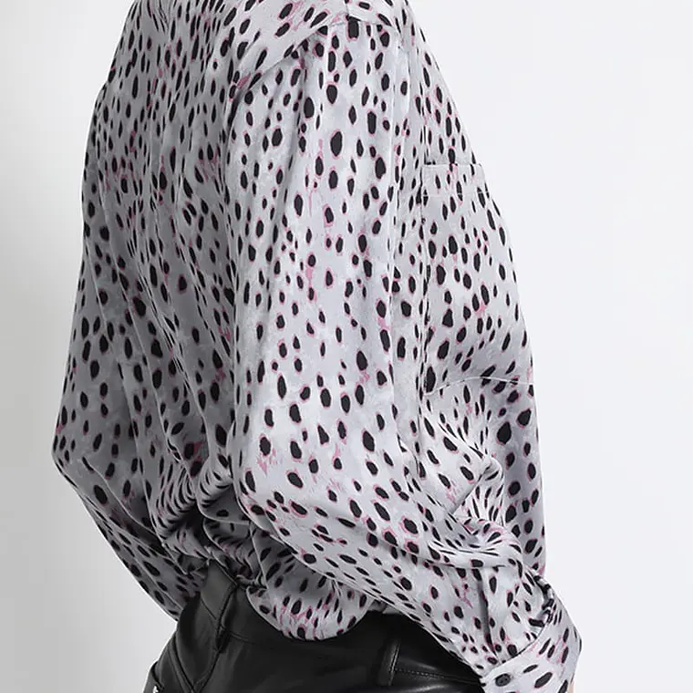 BLUSA CAMISERA SATÍN ESTAMPADO NEGRO FONDO GRIS (TALLA L) 4