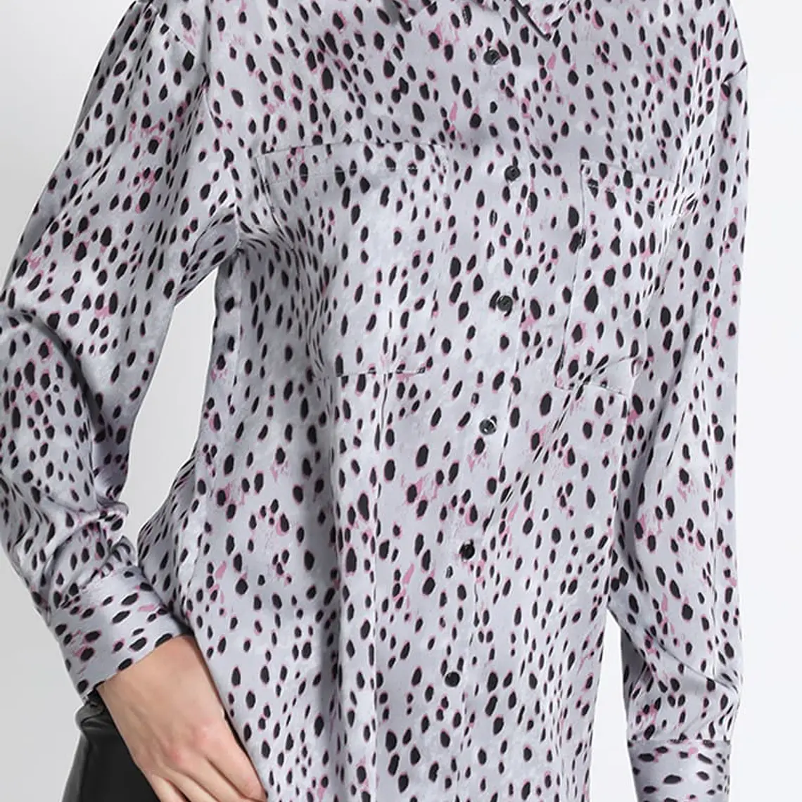 BLUSA CAMISERA SATÍN ESTAMPADO NEGRO FONDO GRIS (TALLA L) 5