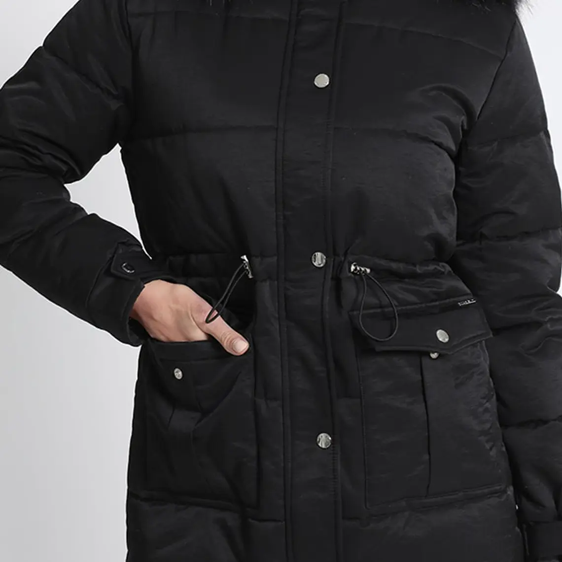 PARKA CON CAPUCHÓN Y RODÓN DE PIEL NEGRO (TALLA L) 2