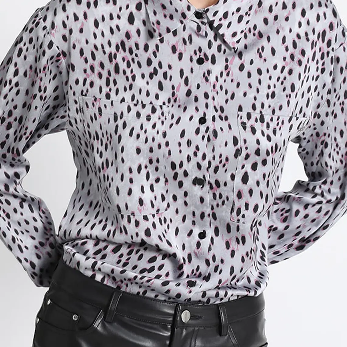 BLUSA CAMISERA SATÍN ESTAMPADO NEGRO FONDO GRIS (TALLA L) 6