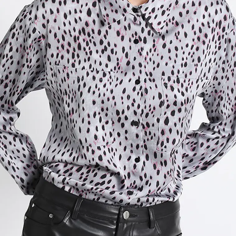 BLUSA CAMISERA SATÍN ESTAMPADO NEGRO FONDO GRIS (TALLA L) 6