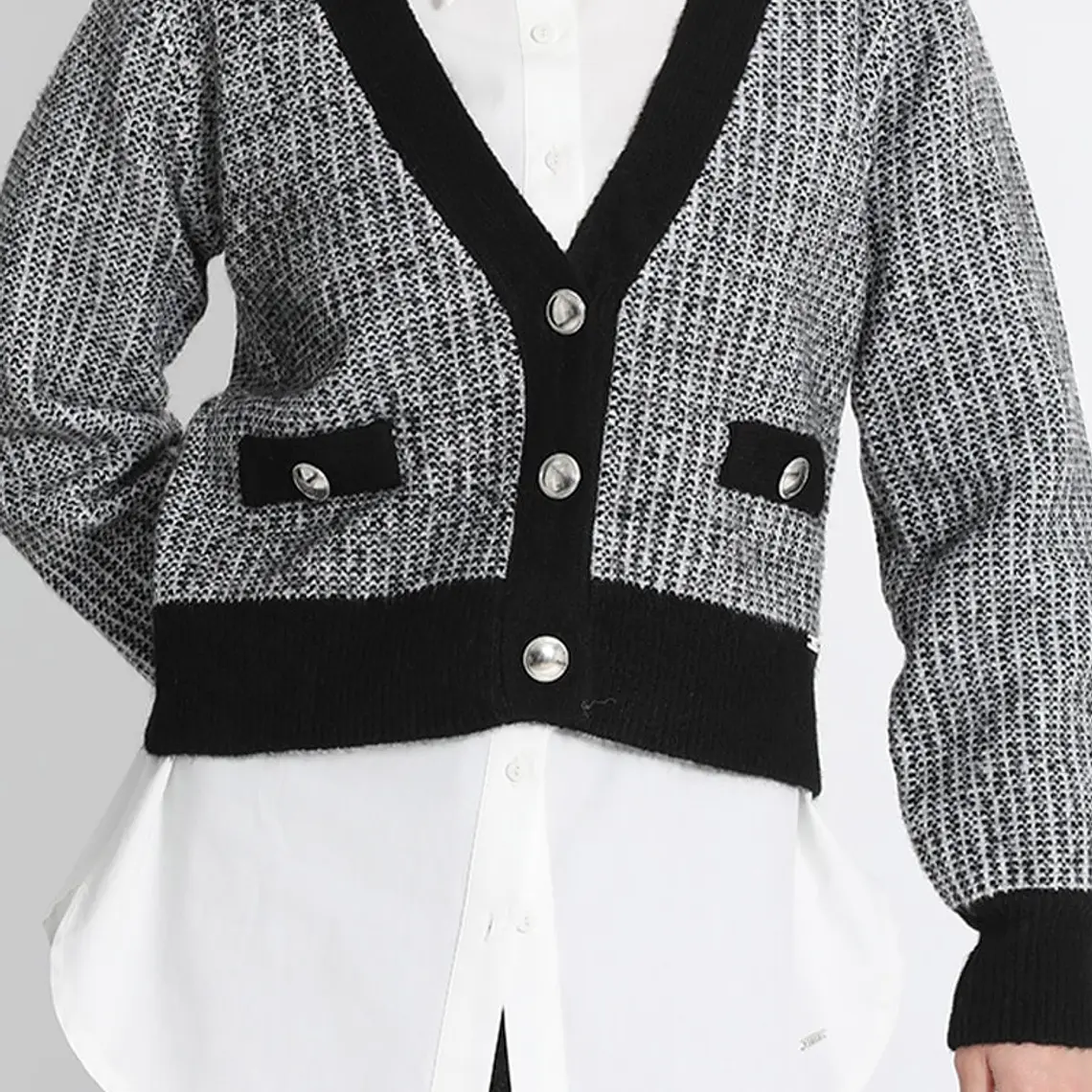 JERSEY TEJIDO TIPO CÁRDIGAN GRIS  CRUCE FRONTAL SIMPLE PRONUNCIADO CON BOTONES (TALLA M) 1