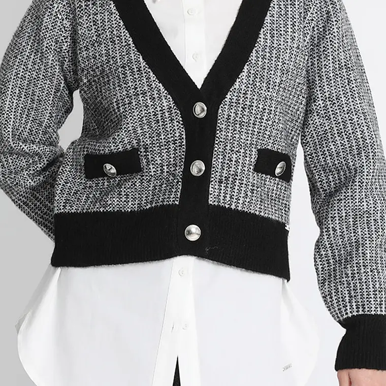 JERSEY TEJIDO TIPO CÁRDIGAN GRIS  CRUCE FRONTAL SIMPLE PRONUNCIADO CON BOTONES (TALLA M) 1