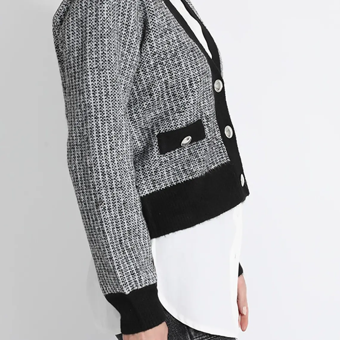 JERSEY TEJIDO TIPO CÁRDIGAN GRIS  CRUCE FRONTAL SIMPLE PRONUNCIADO CON BOTONES (TALLA M) 2