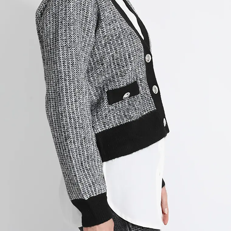 JERSEY TEJIDO TIPO CÁRDIGAN GRIS  CRUCE FRONTAL SIMPLE PRONUNCIADO CON BOTONES (TALLA M) 2