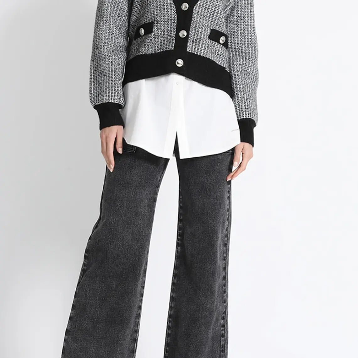 JERSEY TEJIDO TIPO CÁRDIGAN GRIS  CRUCE FRONTAL SIMPLE PRONUNCIADO CON BOTONES (TALLA M) 3