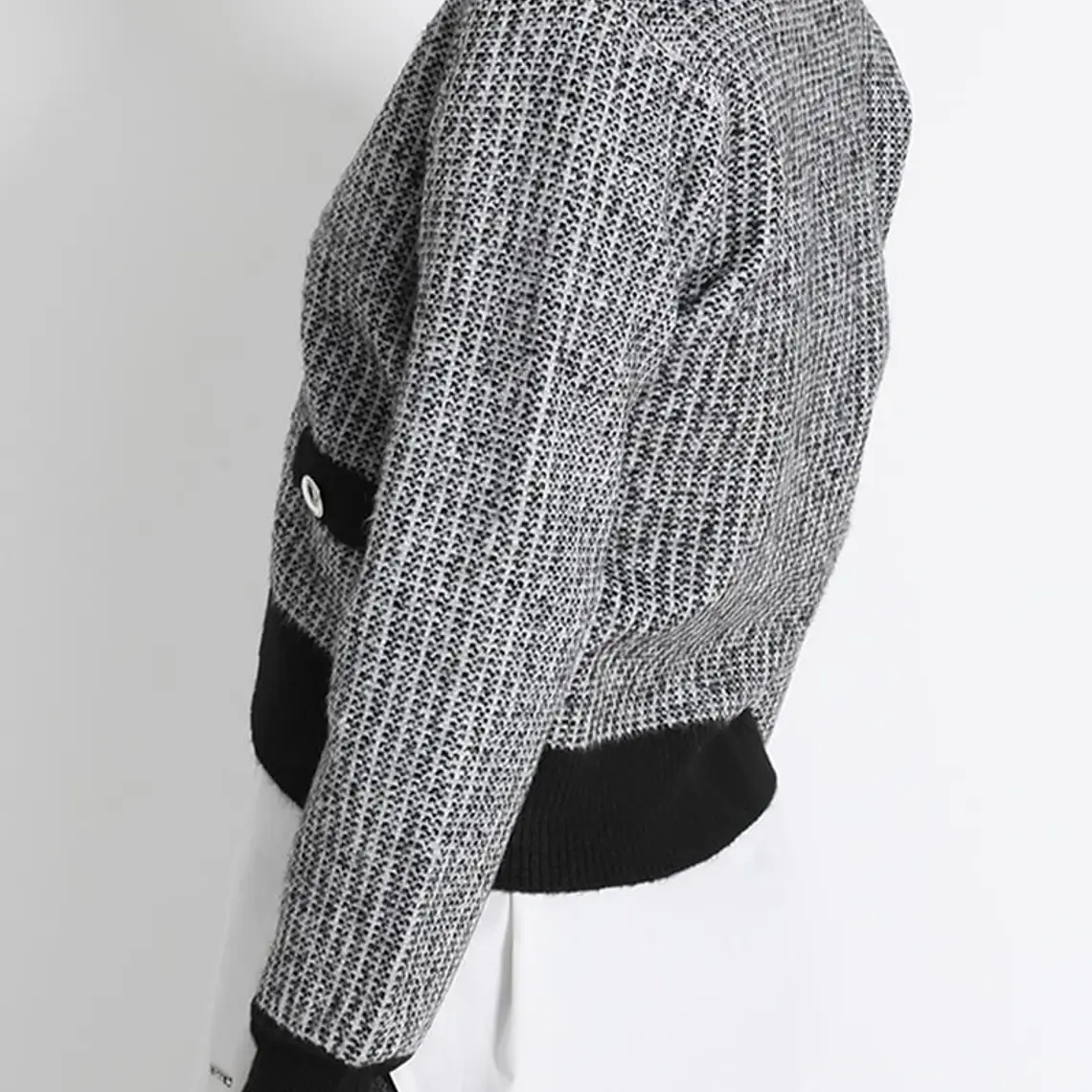 JERSEY TEJIDO TIPO CÁRDIGAN GRIS  CRUCE FRONTAL SIMPLE PRONUNCIADO CON BOTONES (TALLA M) 4