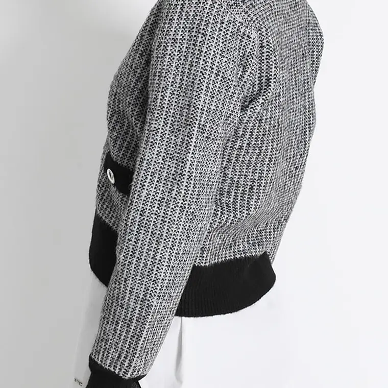 JERSEY TEJIDO TIPO CÁRDIGAN GRIS  CRUCE FRONTAL SIMPLE PRONUNCIADO CON BOTONES (TALLA M) 4